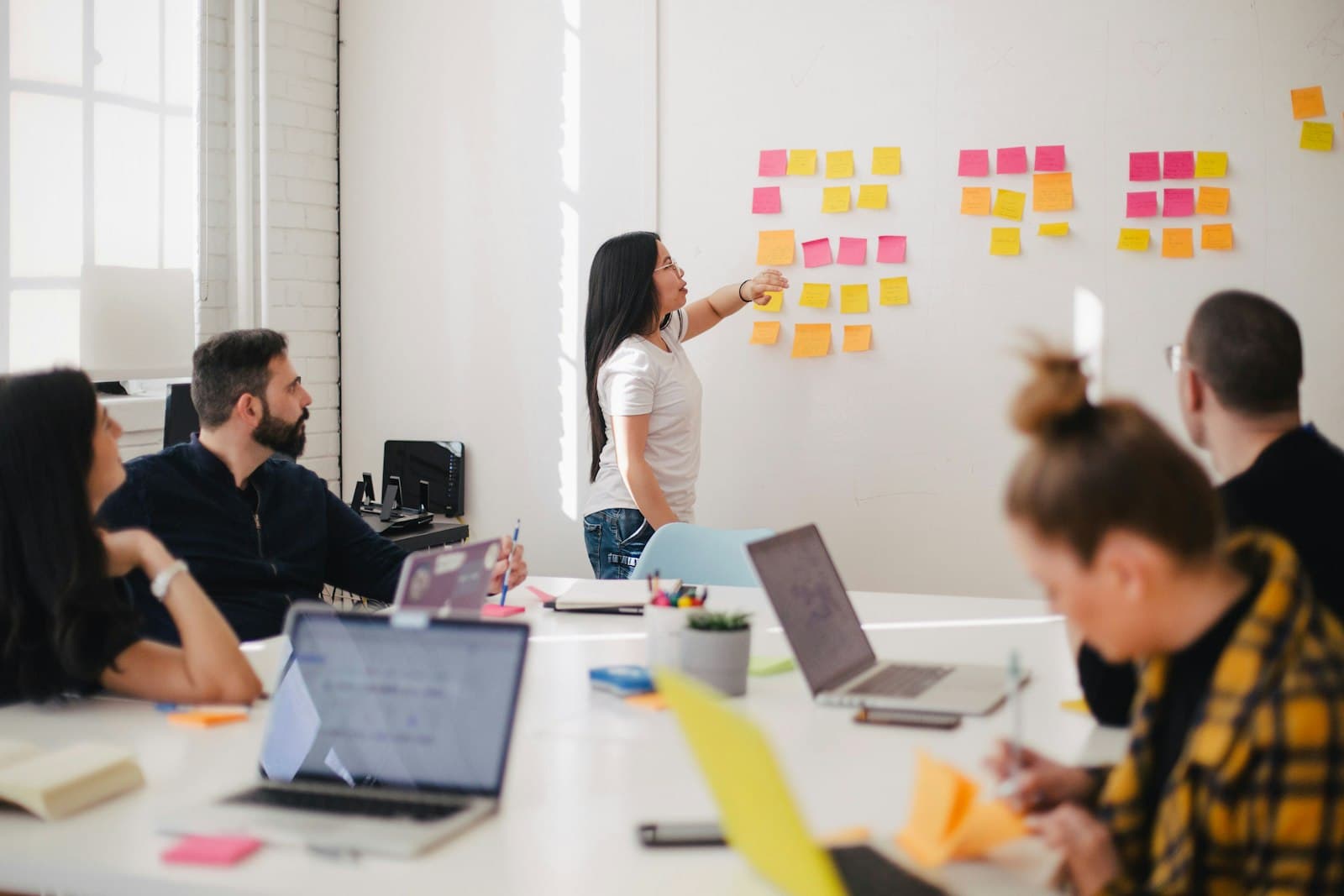 A working session around a whiteboard